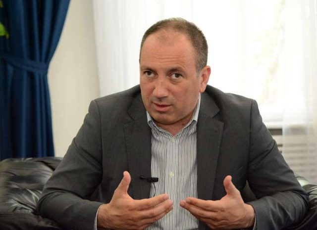 Crnadak optužio aktiviste SNSD-a da penzionerima dijele poklone i po 50 KM